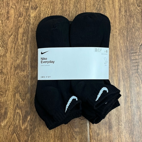 Nike Accessories - Nike Everyday Low Cotton Cushioned Socks 6 Pack
